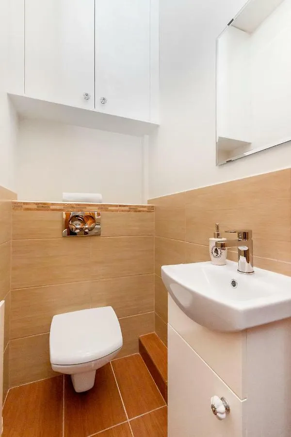 Beautiful Holyrood Park Apartment Edinburgh